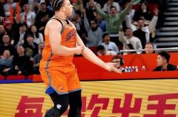 乐动在线平台-恒大技术犯规送分，勇士主帅怒摔战术板！！
